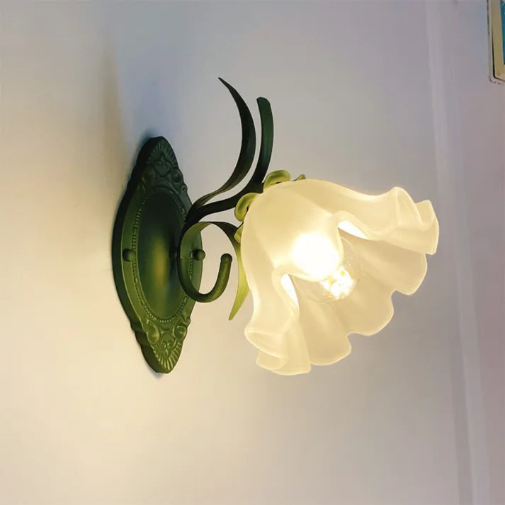 Wandleuchte mit Maiglöckchen-Blumenmotiv
- OnyxLampen
