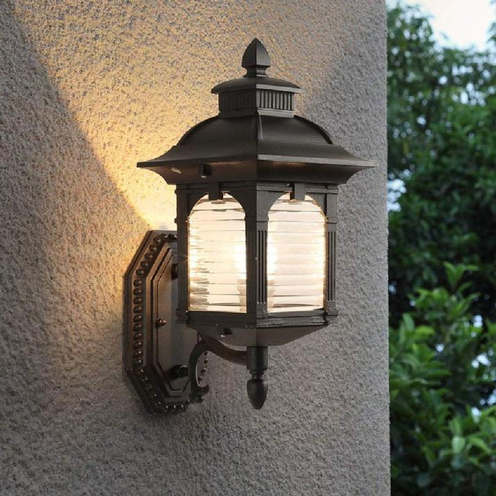 Alte Glaswandleuchte für den Außenbereich
- OnyxLampen