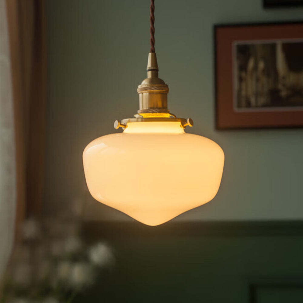 Glaspendelleuchte im Retro-Messing-Design