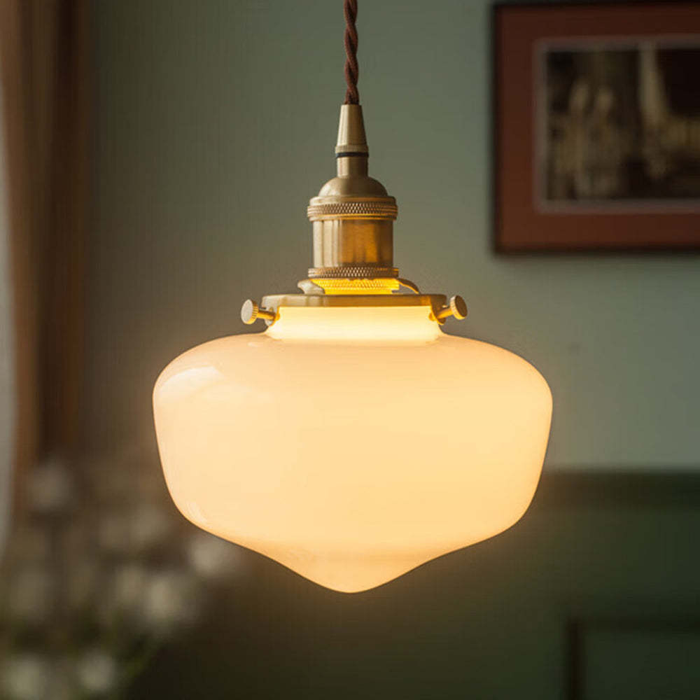 Glaspendelleuchte im Retro-Messing-Design