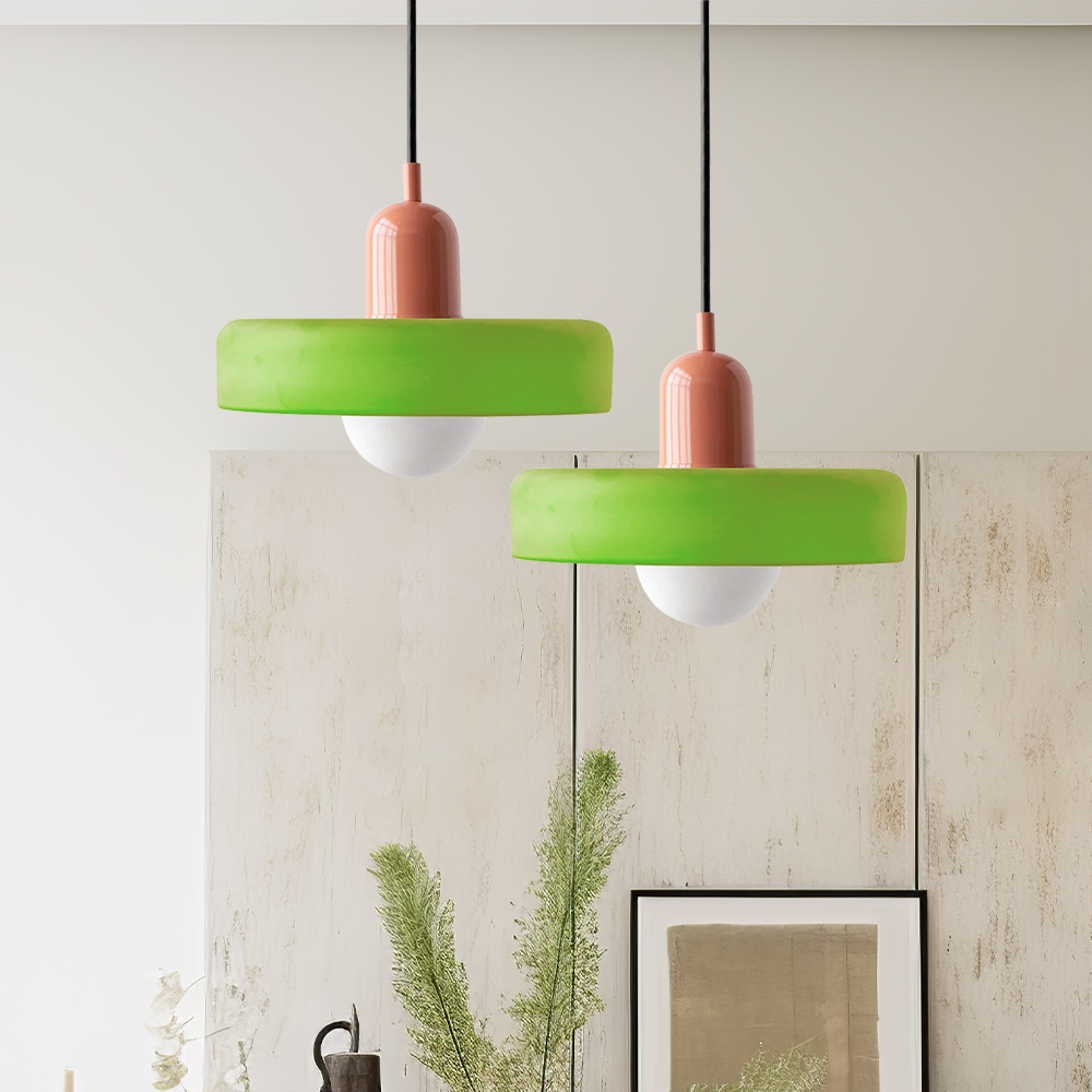 Farbige Glas-Pendelleuchte im Bauhaus-Stil