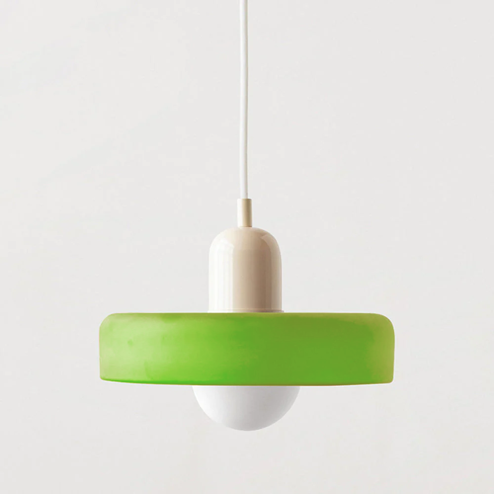 Farbige Glaspendelleuchte im Bauhaus-Stil