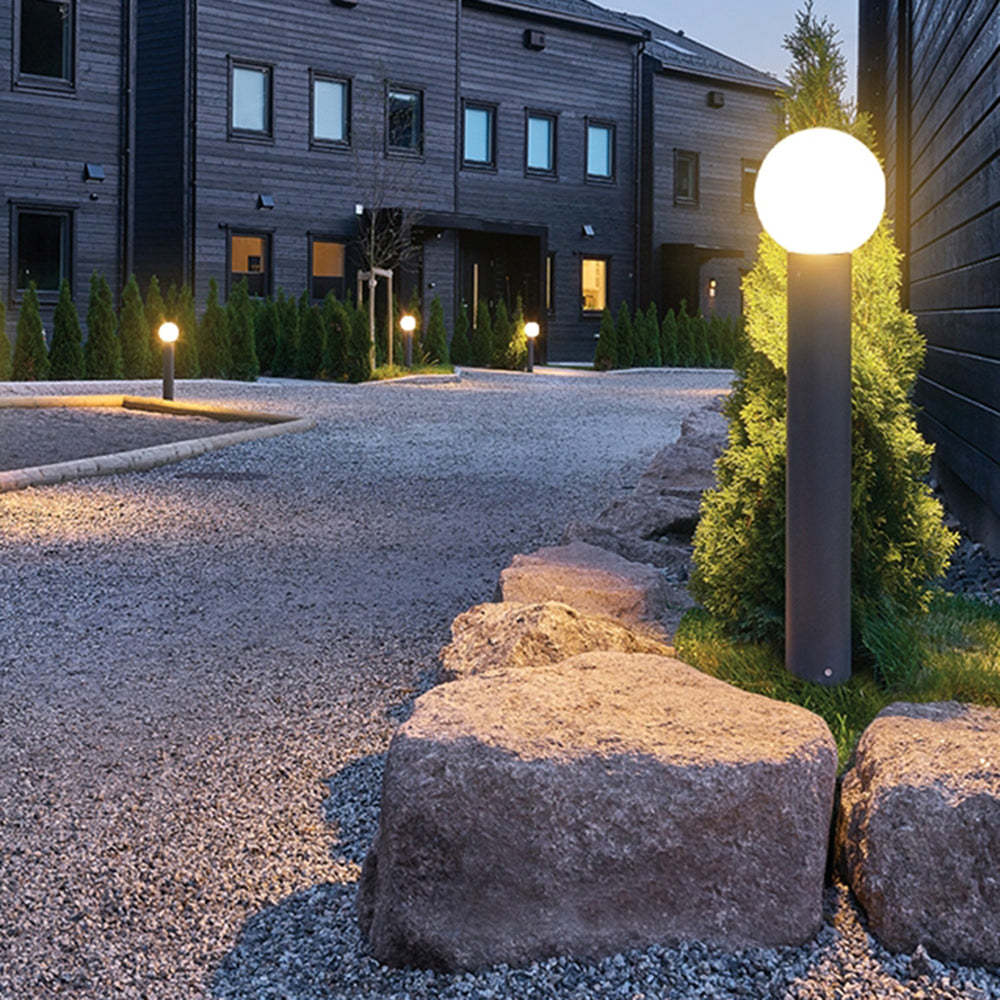 Moderne LED Außenleuchte aus schwarzem Metall für den Garten