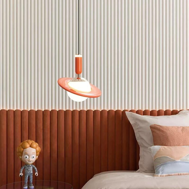 Hängeleuchte im Saturn-Design