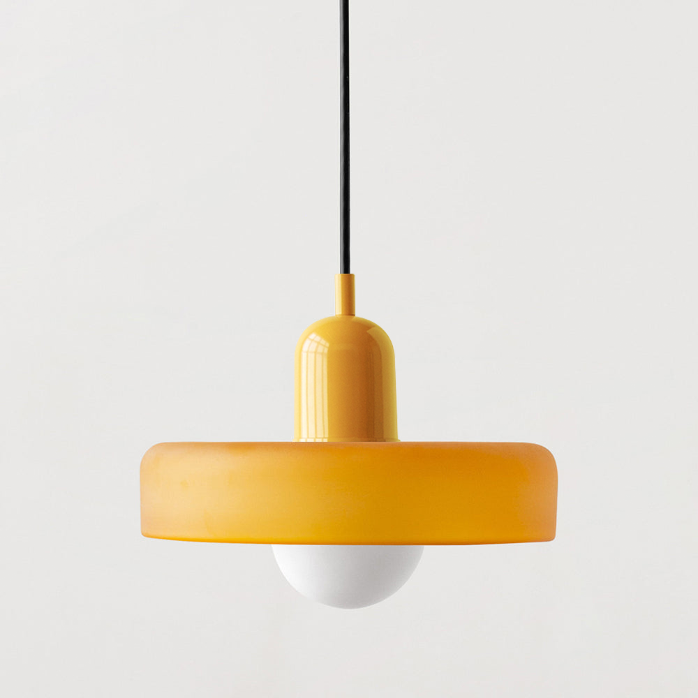Farbige Glaspendelleuchte im Bauhaus-Stil