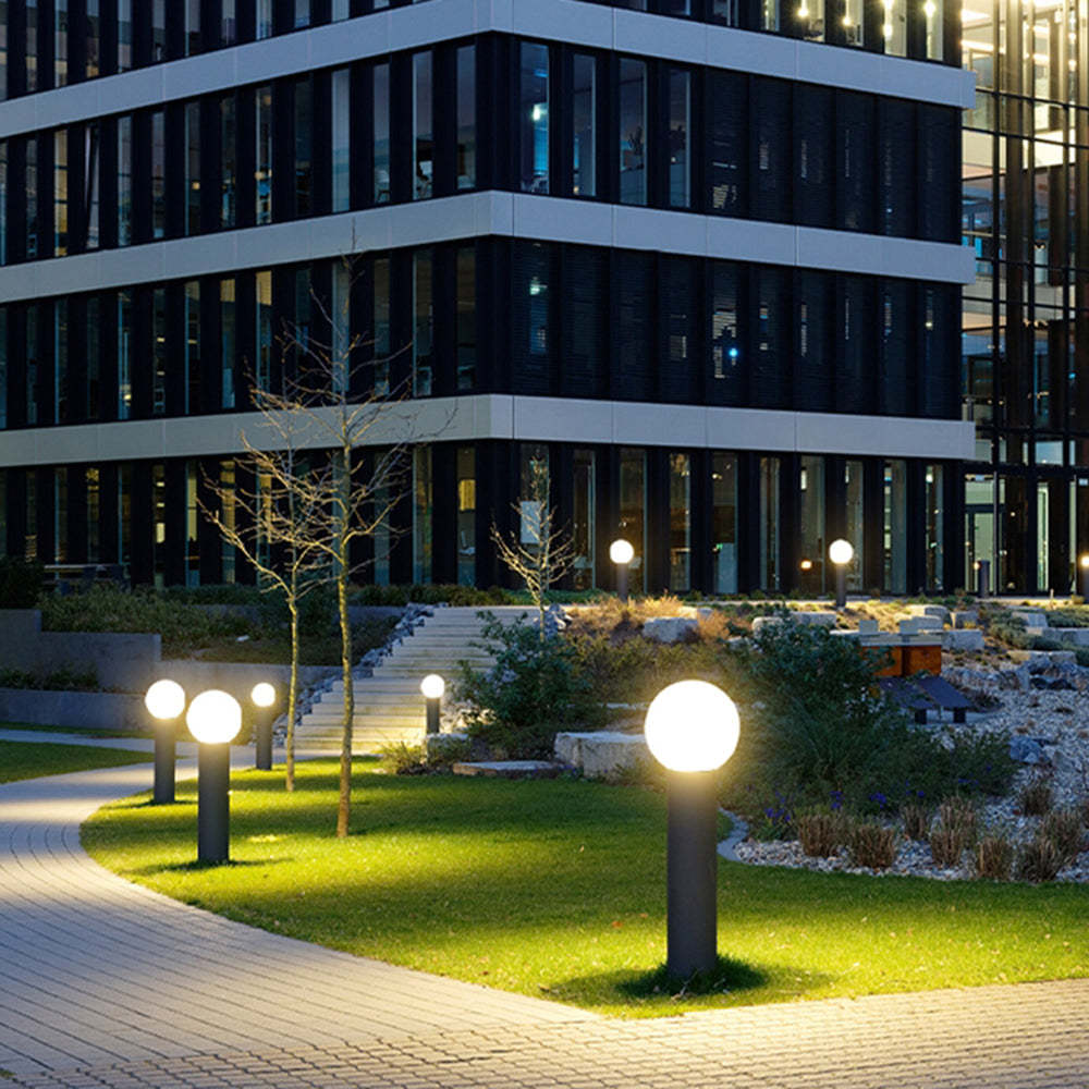 Moderne LED Außenleuchte aus schwarzem Metall für den Garten