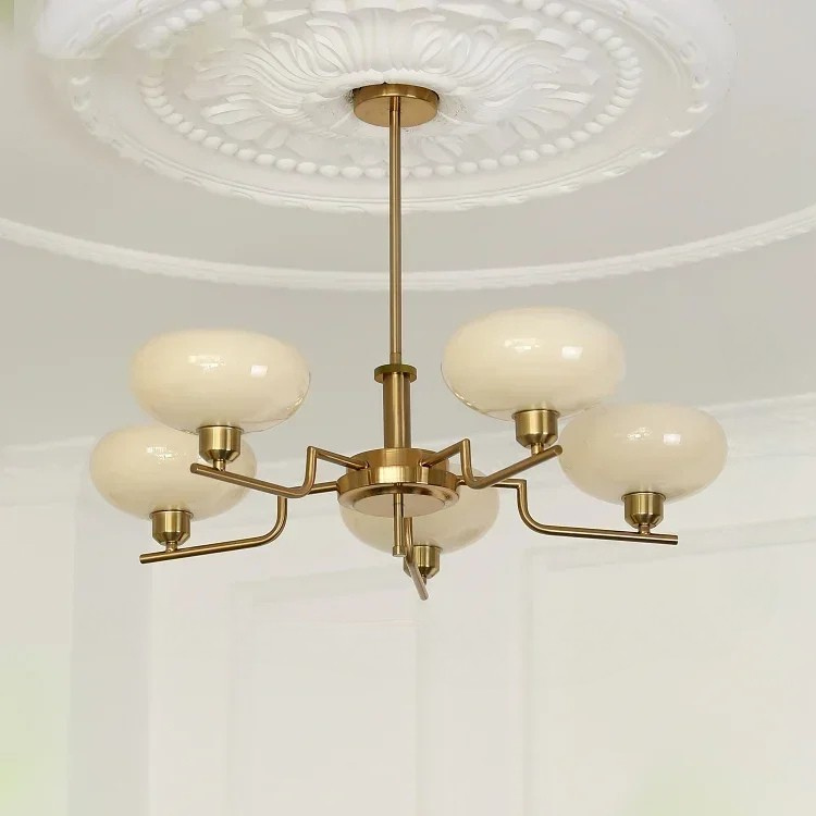 Mittelalterliche Deckenlampe im Bauhaus-Stil