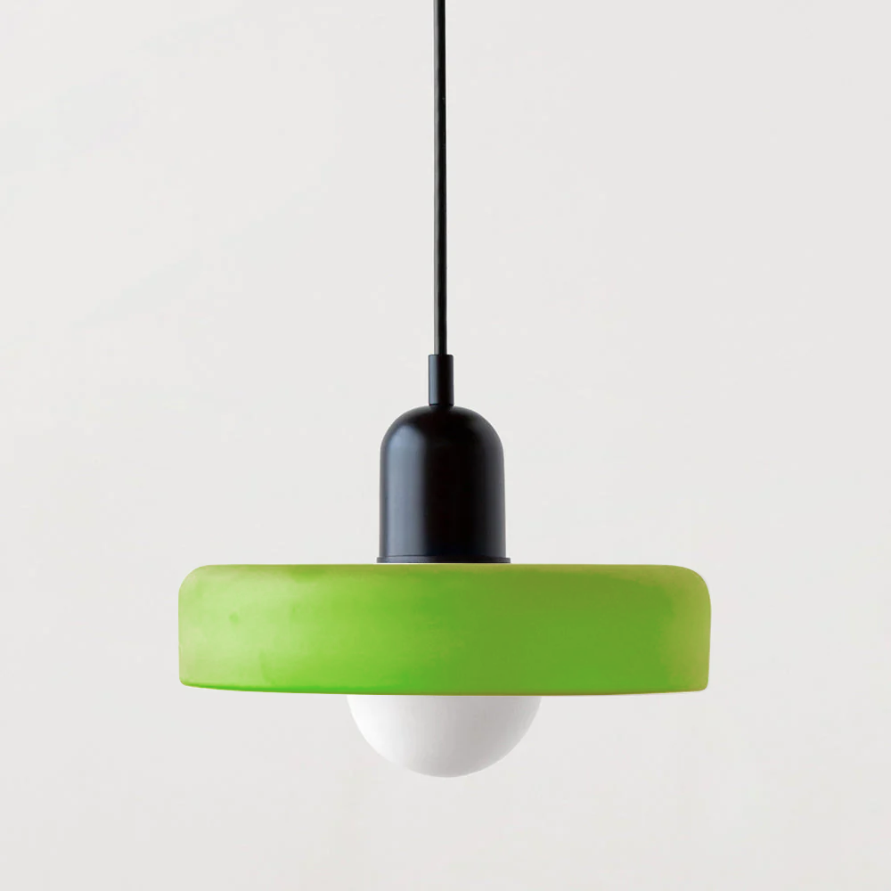 Farbige Glas-Pendelleuchte im Bauhaus-Stil