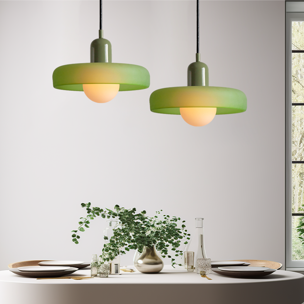 Farbige Glaspendelleuchte im Bauhaus-Stil