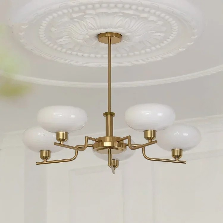 Mittelalterliche Deckenlampe im Bauhaus-Stil