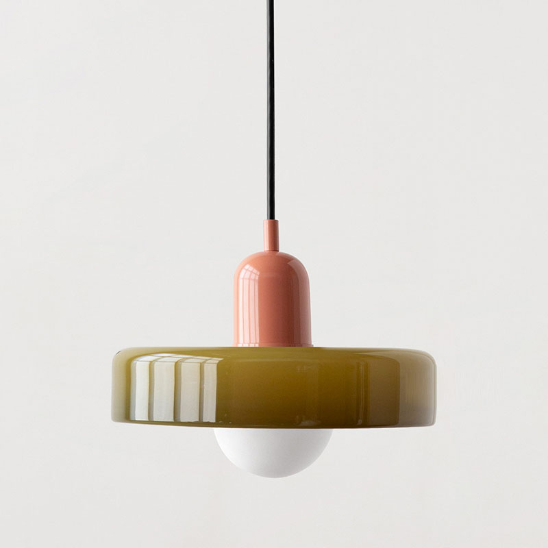 Farbige Glaspendelleuchte im Bauhaus-Stil