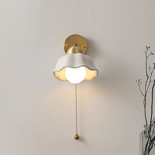 Vintage französische weiße Blumen-Wandlampe
 - OnyxLampen
