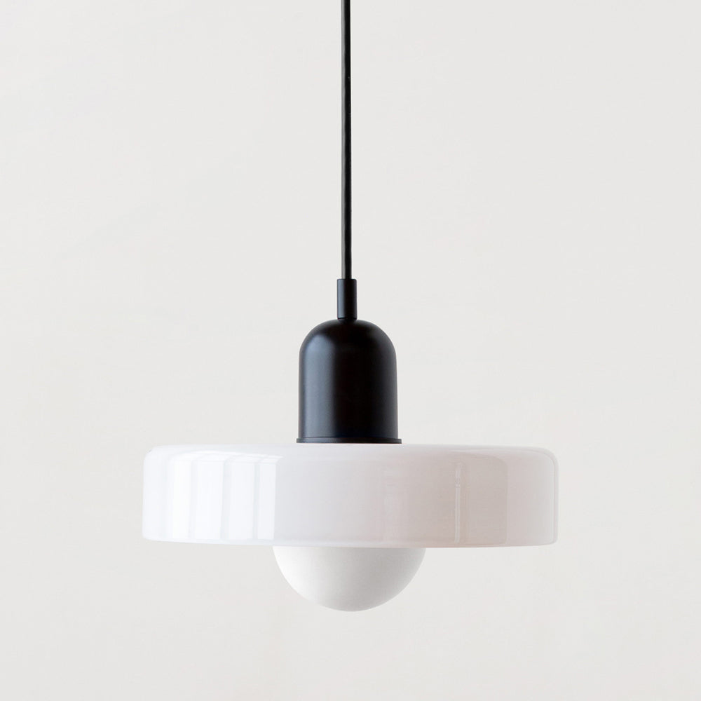 Farbige Glas-Pendelleuchte im Bauhaus-Stil