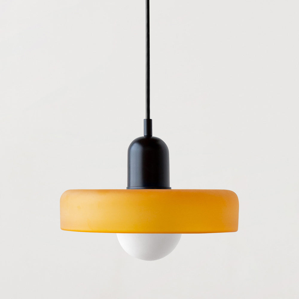 Farbige Glaspendelleuchte im Bauhaus-Stil