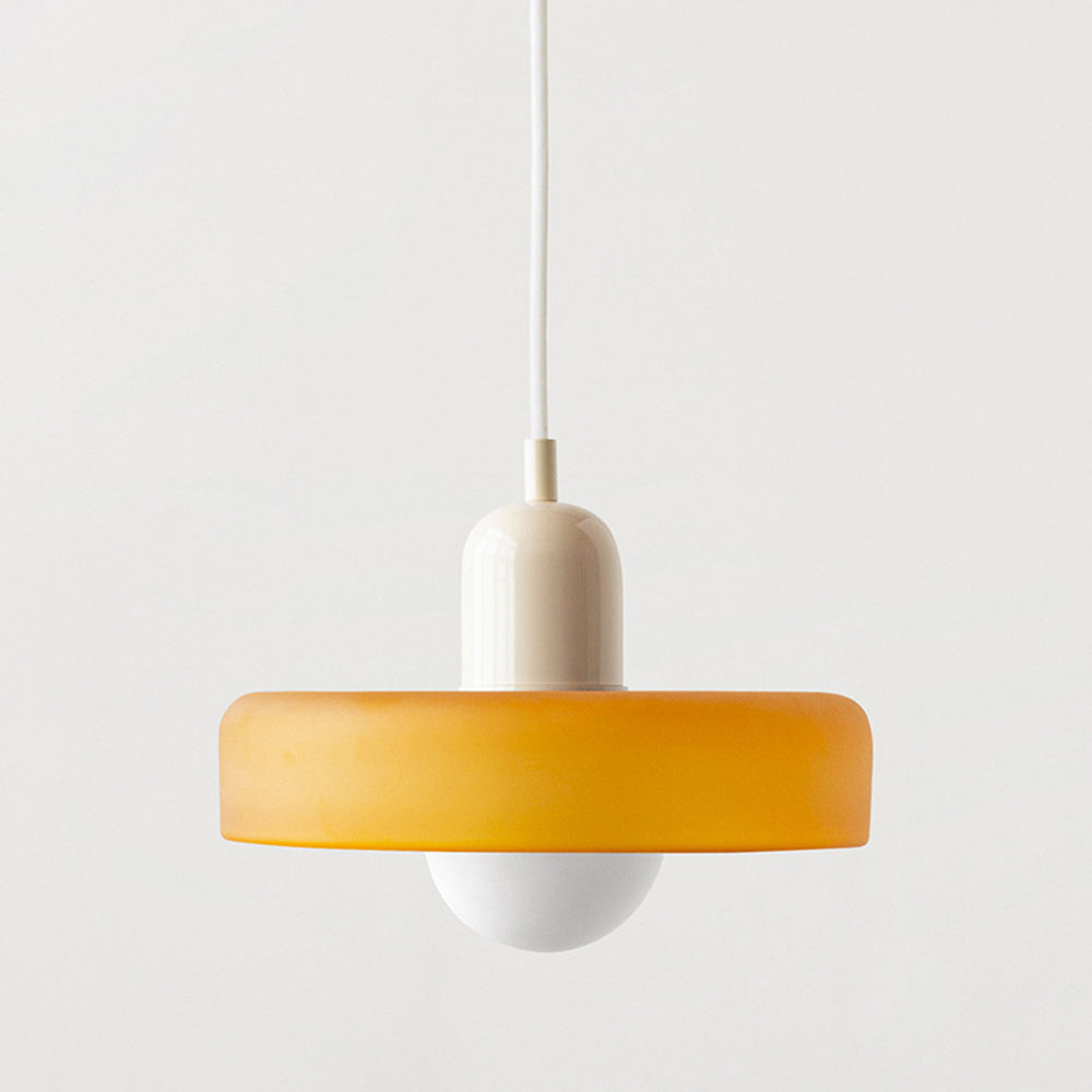 Farbige Glaspendelleuchte im Bauhaus-Stil