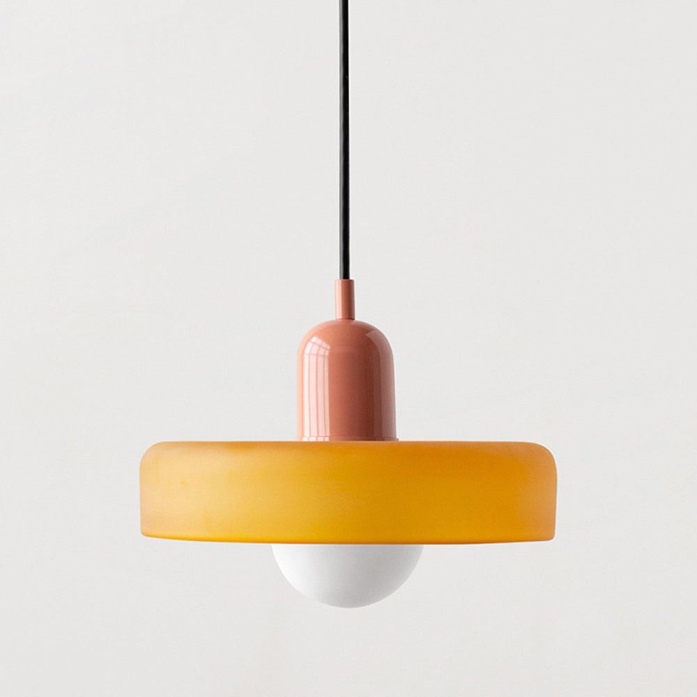 Farbige Glaspendelleuchte im Bauhaus-Stil