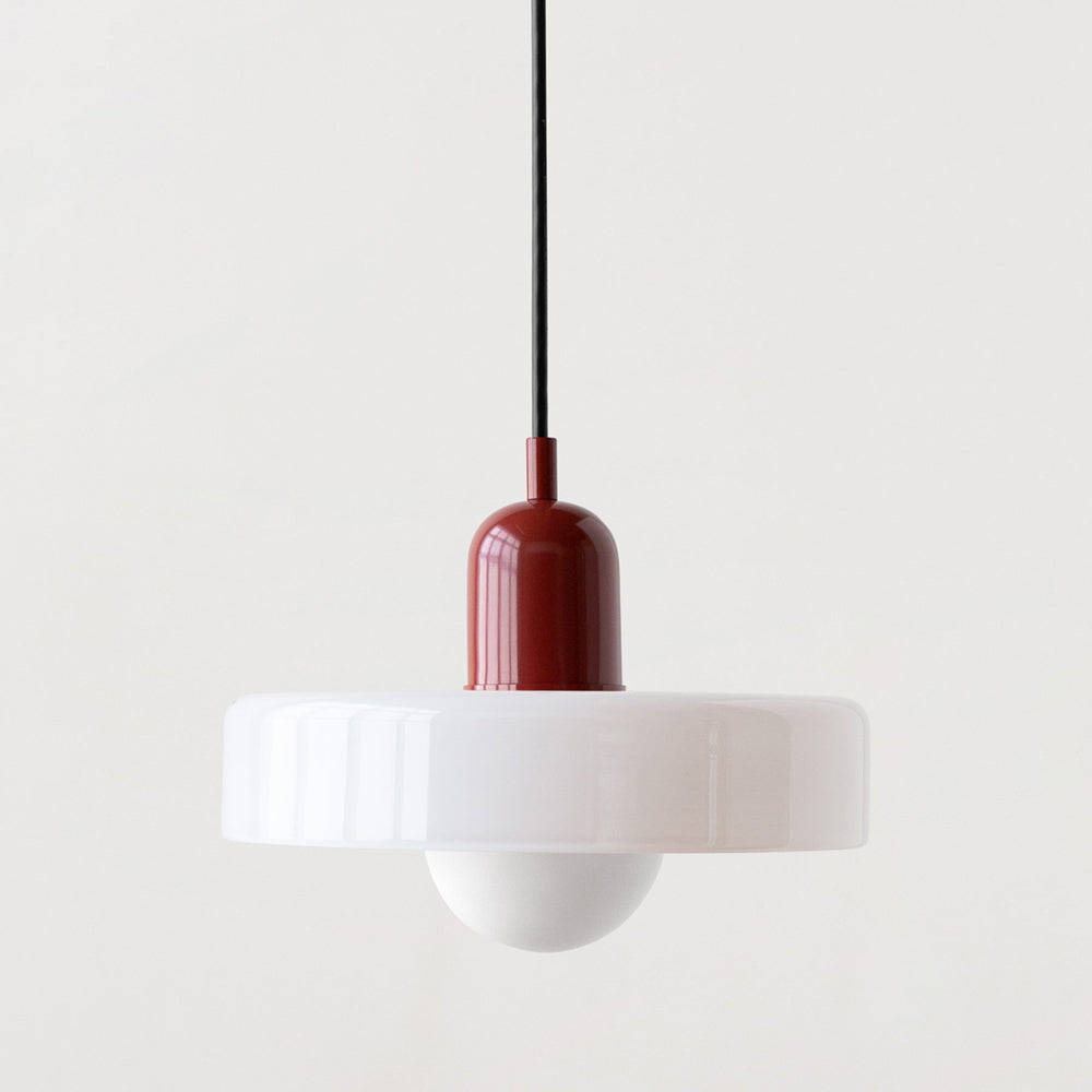 Farbige Glaspendelleuchte im Bauhaus-Stil