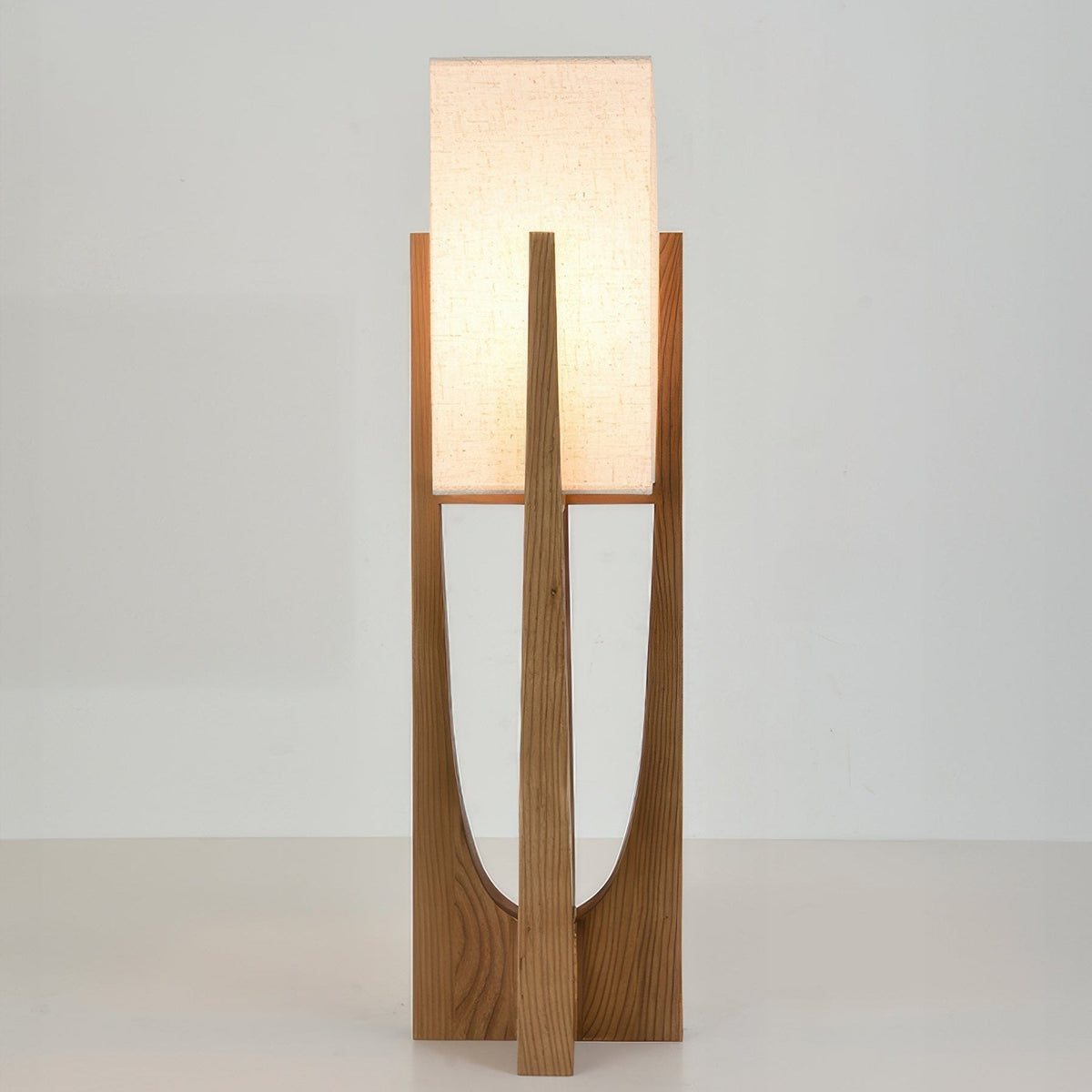Stehleuchte aus japanischem Nussbaumholz im schlichten Design