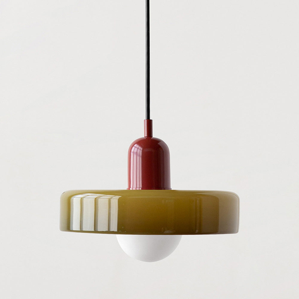 Farbige Glaspendelleuchte im Bauhaus-Stil