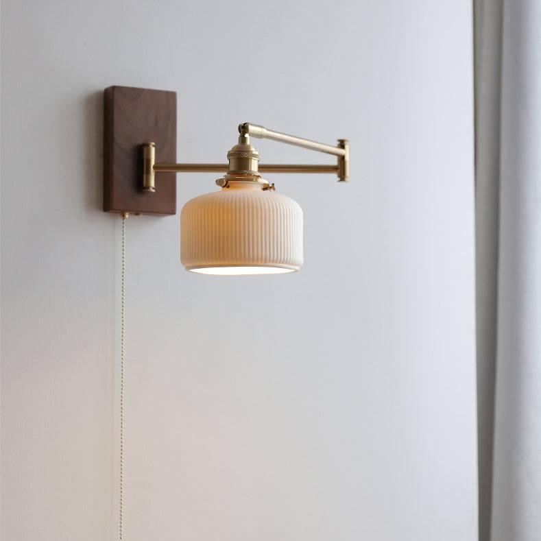 Wandlampe aus Keramik mit Holzapplikation