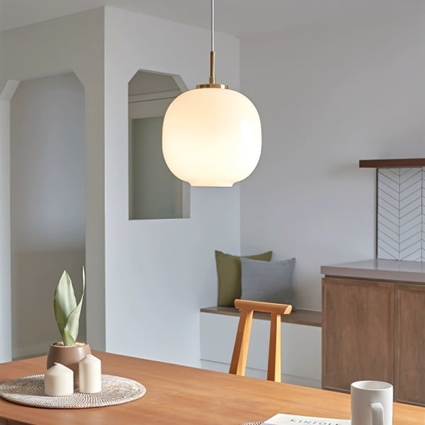Moderne skandinavische Pendelleuchte aus Opalglas mit abgerundeter Form
 - OnyxLampen